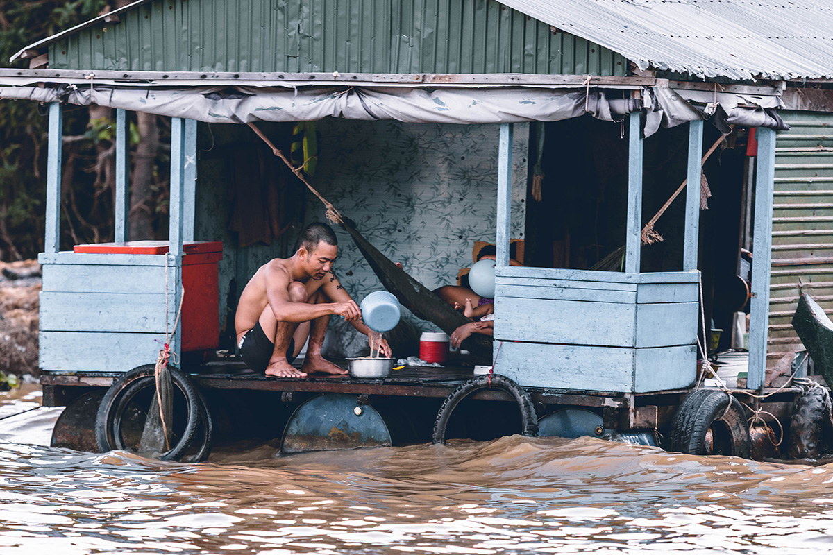 personas que sufren de un desastre de inundación